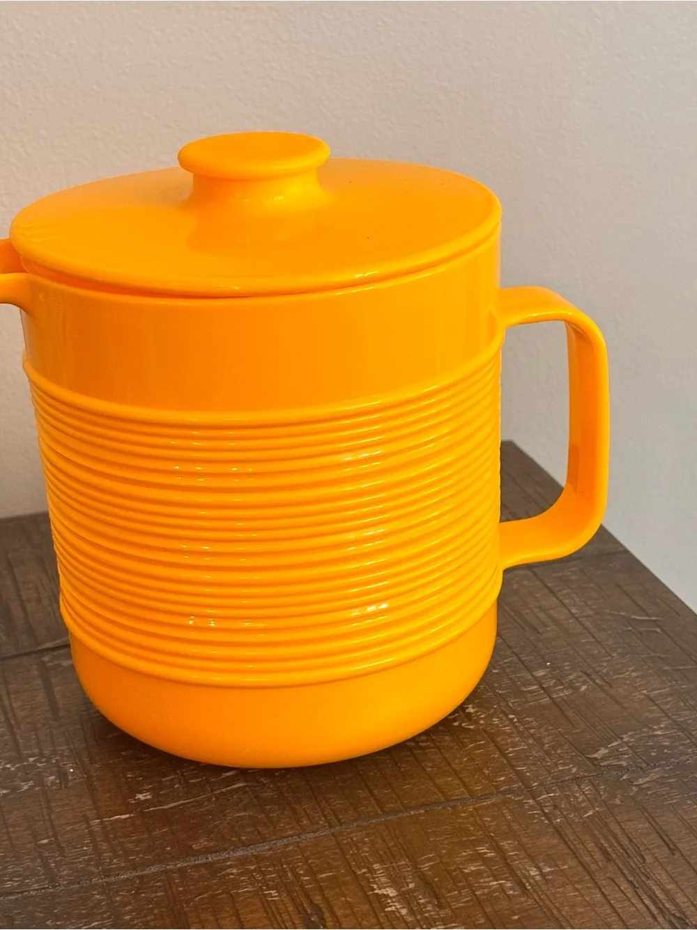 Vintage 1970’s Bright yellow Rubbermaid Plastic Pitcher 1.5 Quart Great Cond